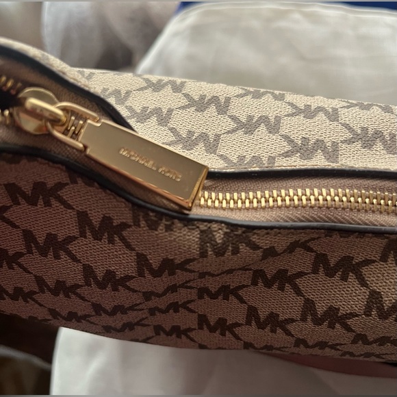 MICHAEL Michael Kors Lauryn
Large Logo-Print Shoulder Bag. Brand new! - Picture 5 of 12